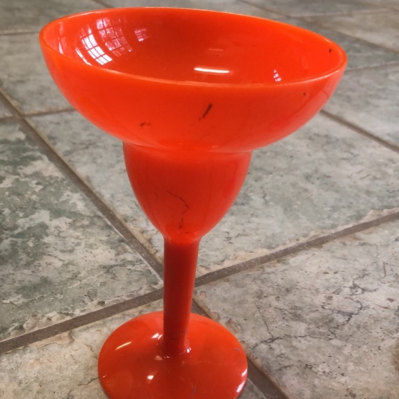 Anchor shape wire wall hanging bottle holders and plastic margarita glasses. - Picture 2 of 5